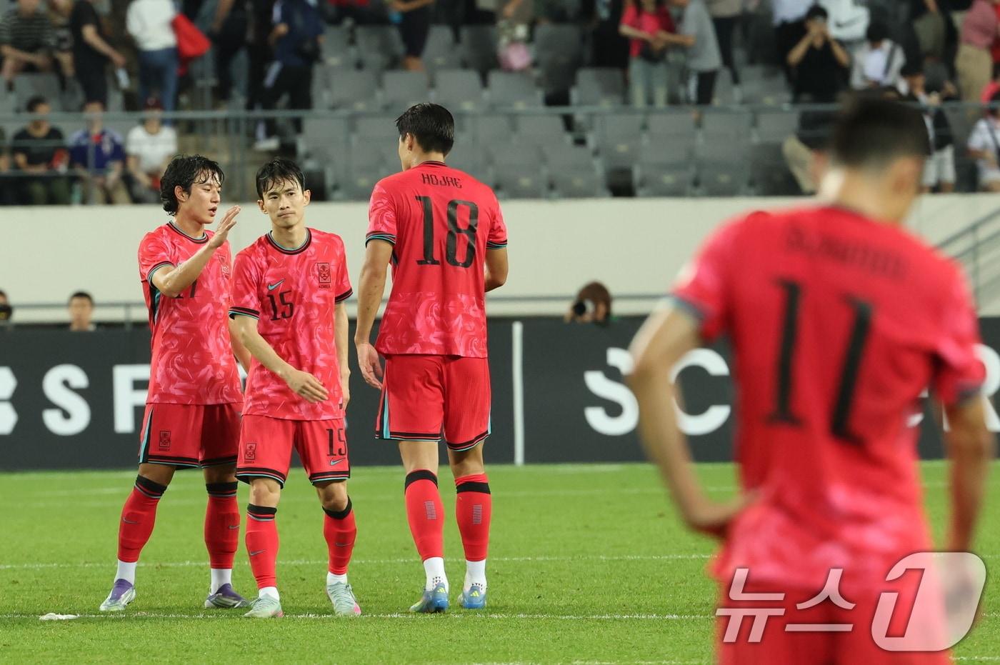 15일 오후 경기 용인시 처인구 용인미르스타디움에서 열린 2025 동아시아축구연맹&#40;EAFF&#41; E-1 챔피언십 남자부 대한민국과 일본의 경기에서 1대 0으로 패하며 우승을 놓친 대표팀 선수들이 아쉬워 하고 있다. 2025.7.15/뉴스1 ⓒ News1 김영운 기자