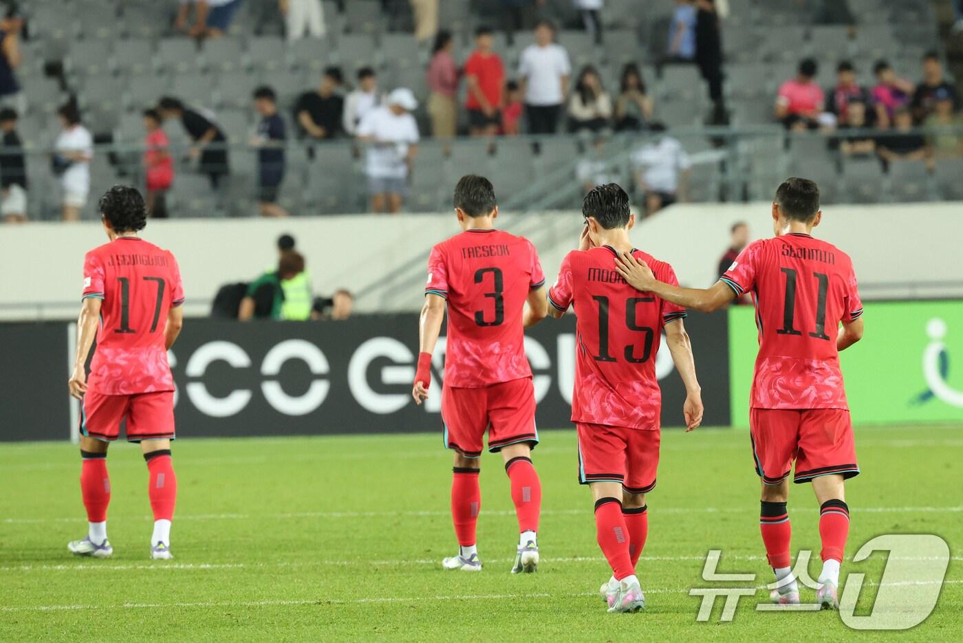 15일 오후 경기 용인시 처인구 용인미르스타디움에서 열린 2025 동아시아축구연맹&#40;EAFF&#41; E-1 챔피언십 남자부 대한민국과 일본의 경기에서 1대 0으로 패하며 우승을 놓친 대표팀 선수들이 아쉬워 하고 있다. 2025.7.15/뉴스1 ⓒ News1 김영운 기자