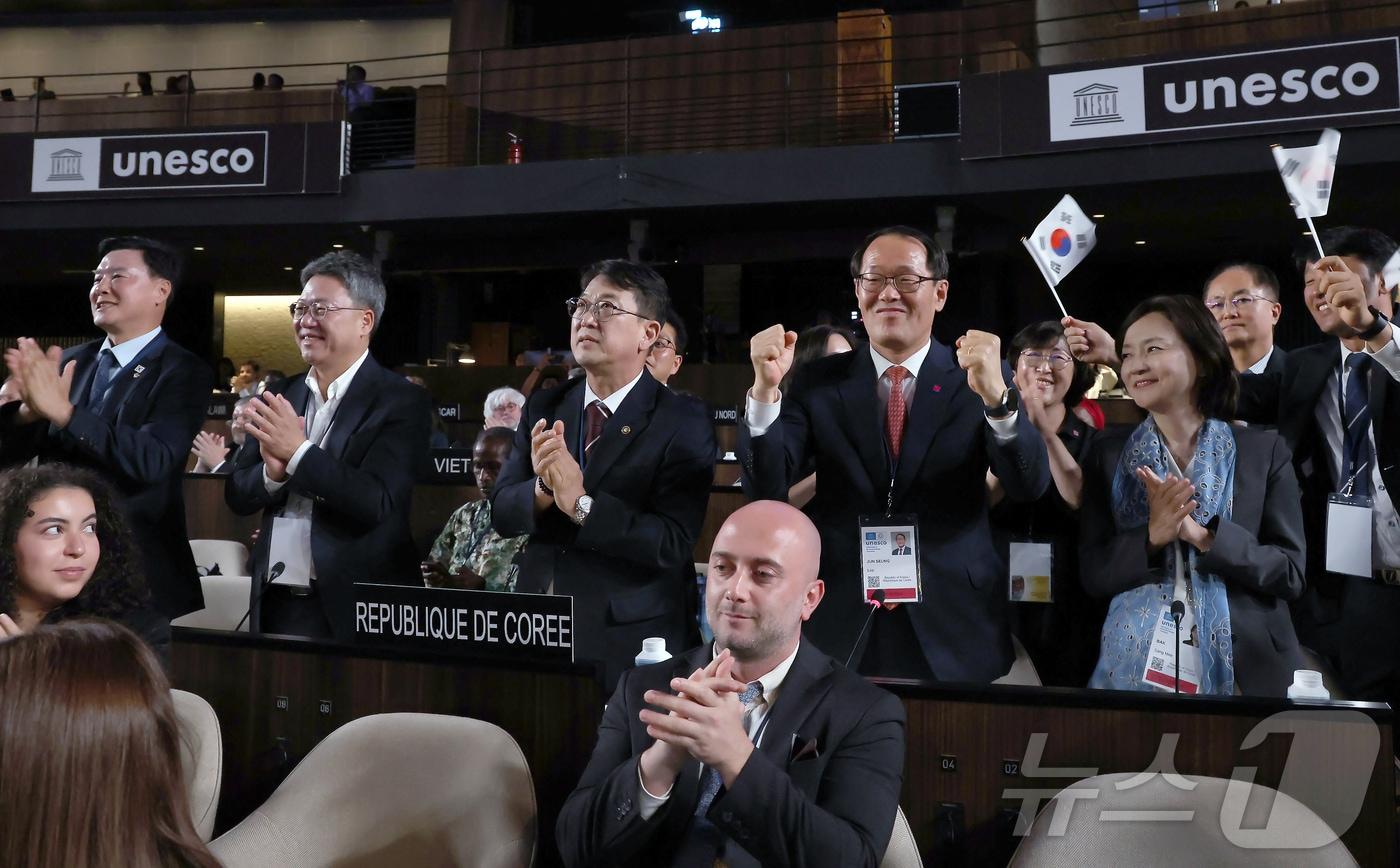 최응천 국가유산청장과 정부대표단, 부산시 관계자 등이 16일&#40;한국시간&#41; 프랑스 파리 유네스코 본부에서 열린 제47차 유네스코 세계유산위원회에서 차기 세계유산위원회 개최지로 대한민국 부산이 확정되자 환호하고 있다. 2025.7.16/뉴스1 ⓒ News1 이준성 기자