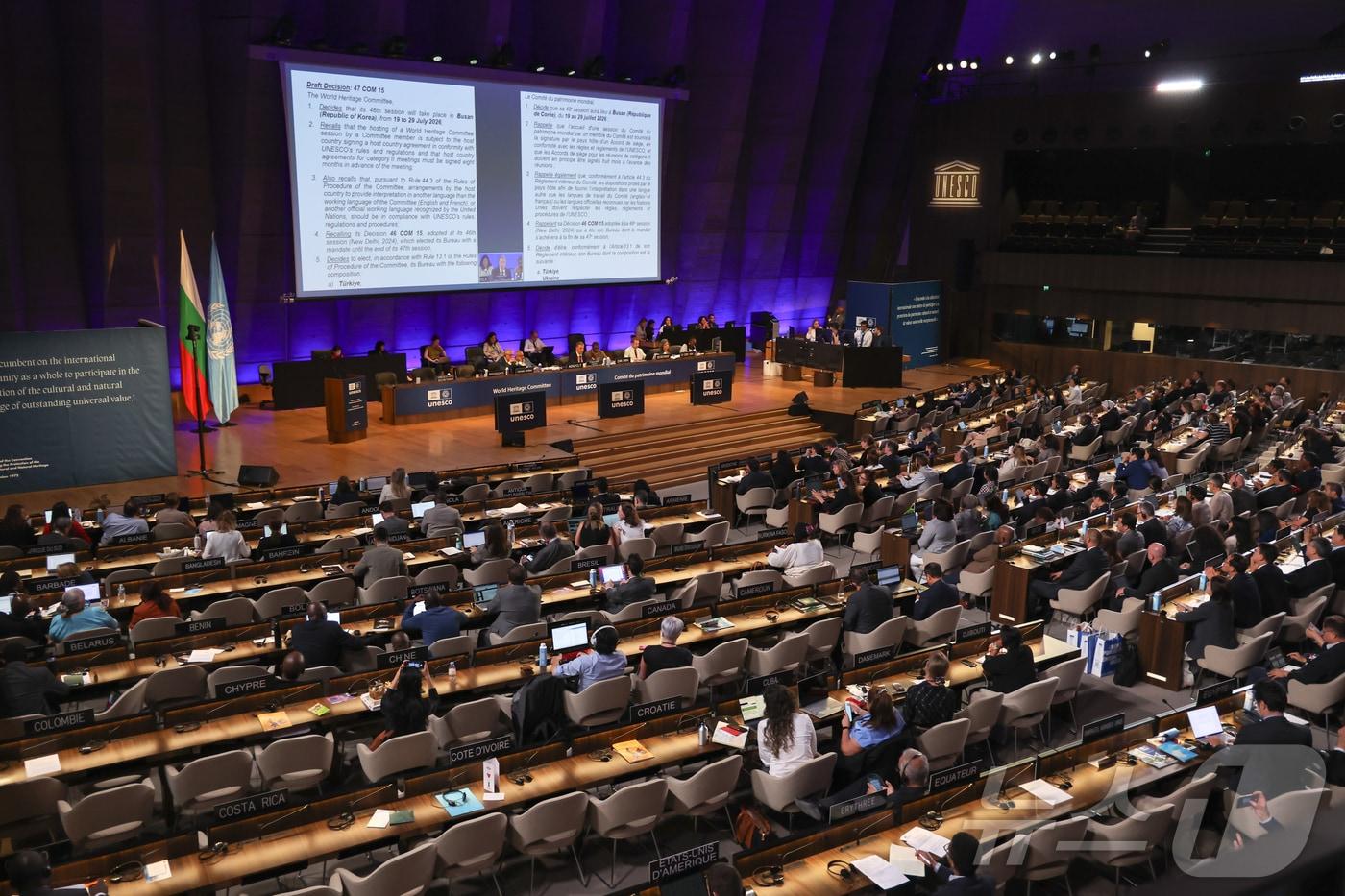 2026년 제48차 세계유산위원회 개최지로 부산이 확정된 16일 새벽&#40;한국시간&#41;, 프랑스 파리 유네스코 본부에서 열린 제47차 세계유산위원회가 관련 내용을 담은 제15호 결정문을 본회의장에서 공식 채택하고 있다. 2025.7.16/뉴스1 ⓒ News1 이준성 기자