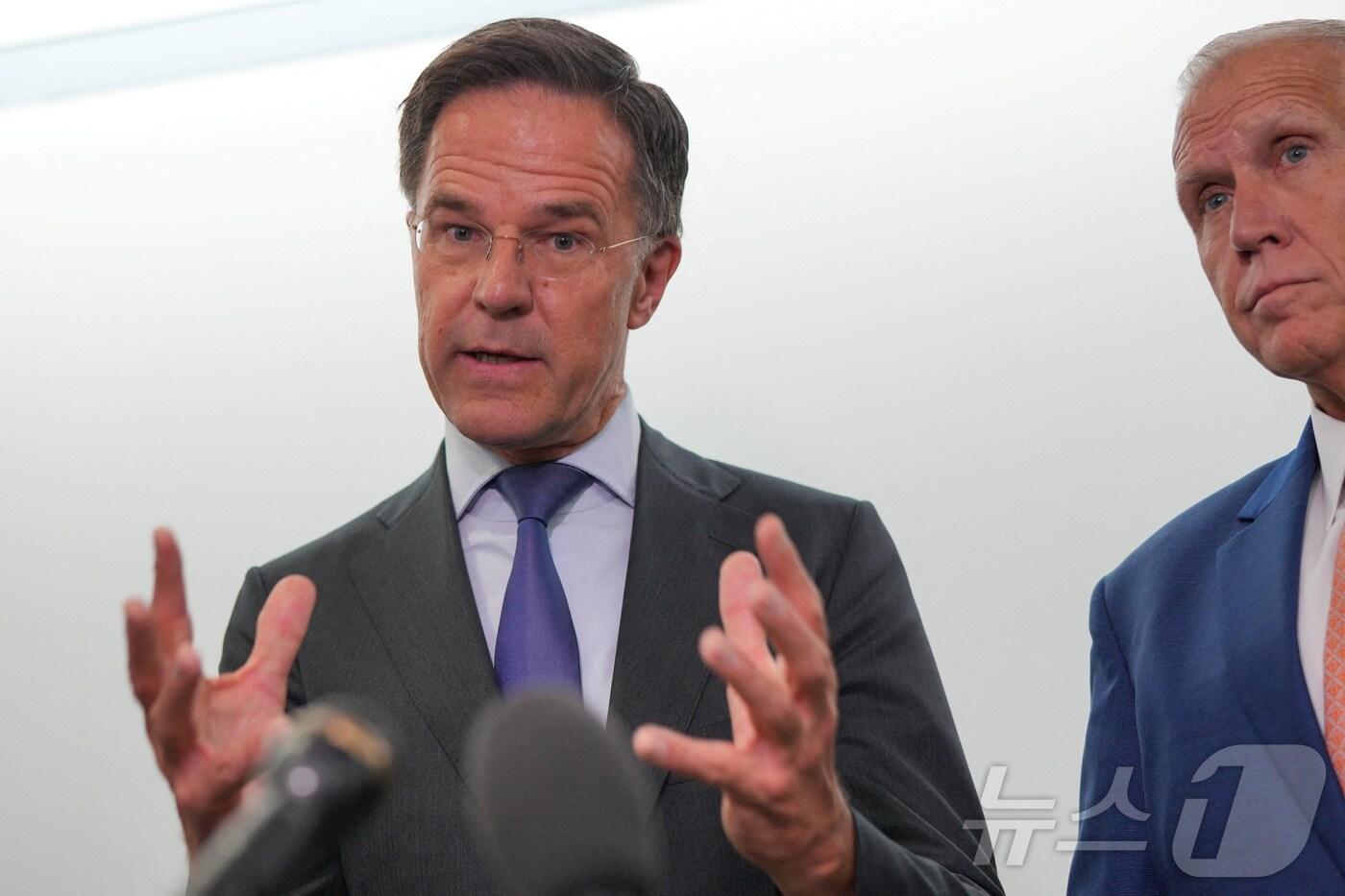 15일&#40;현지시간&#41; 마르크 뤼터 북대서양조약기구&#40;NATO·나토&#41; 사무총장이 미국 워싱턴 국회의사당을 방문해 톰 틸리스 상원의원&#40;공화당·노스캐롤라이나&#41;과 함께 기자들 질문에 답하고 있다. 2025.07.15 ⓒ 로이터=뉴스1 ⓒ News1 김지완 기자