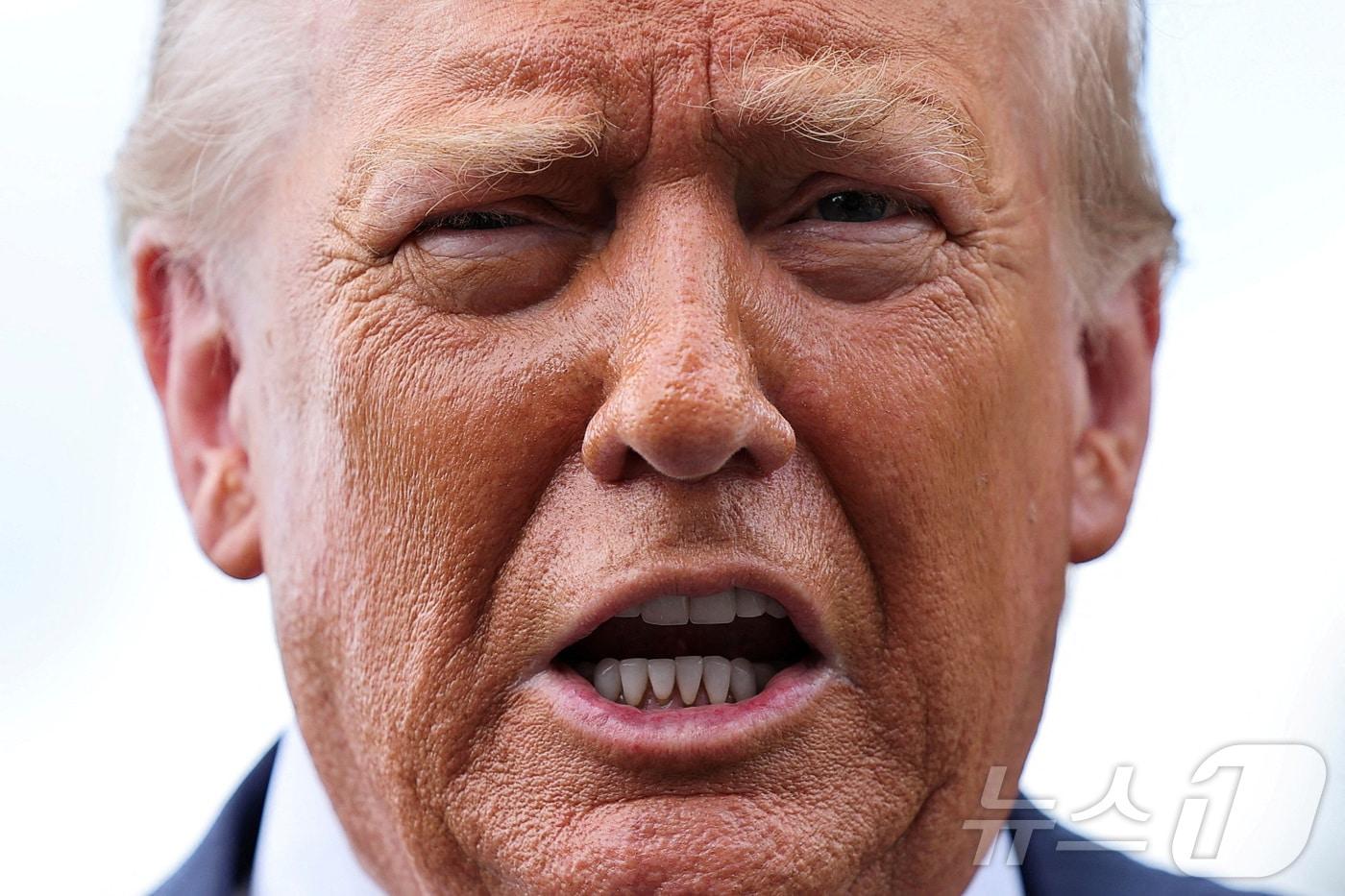 도널드 트럼프 미국 대통령이 15일&#40;현지시간&#41; 미국 워싱턴DC 백악관에서 펜실베이니아주 방문을 위해 출발하면서 기자들 질문에 답하고 있다. 트럼프 대통령은 전날 북대서양조약기구&#40;NATO&#41;를 통해 우크라이나에 대한 무기공급 결정을 내렸지만, 이튿날인 이날 우크라이나에 장거리미사일 등 공격 무기는 제공하지 않을 방침을 밝혔다. 2025.07.15 ⓒ 로이터=뉴스1 ⓒ News1 류정민 특파원