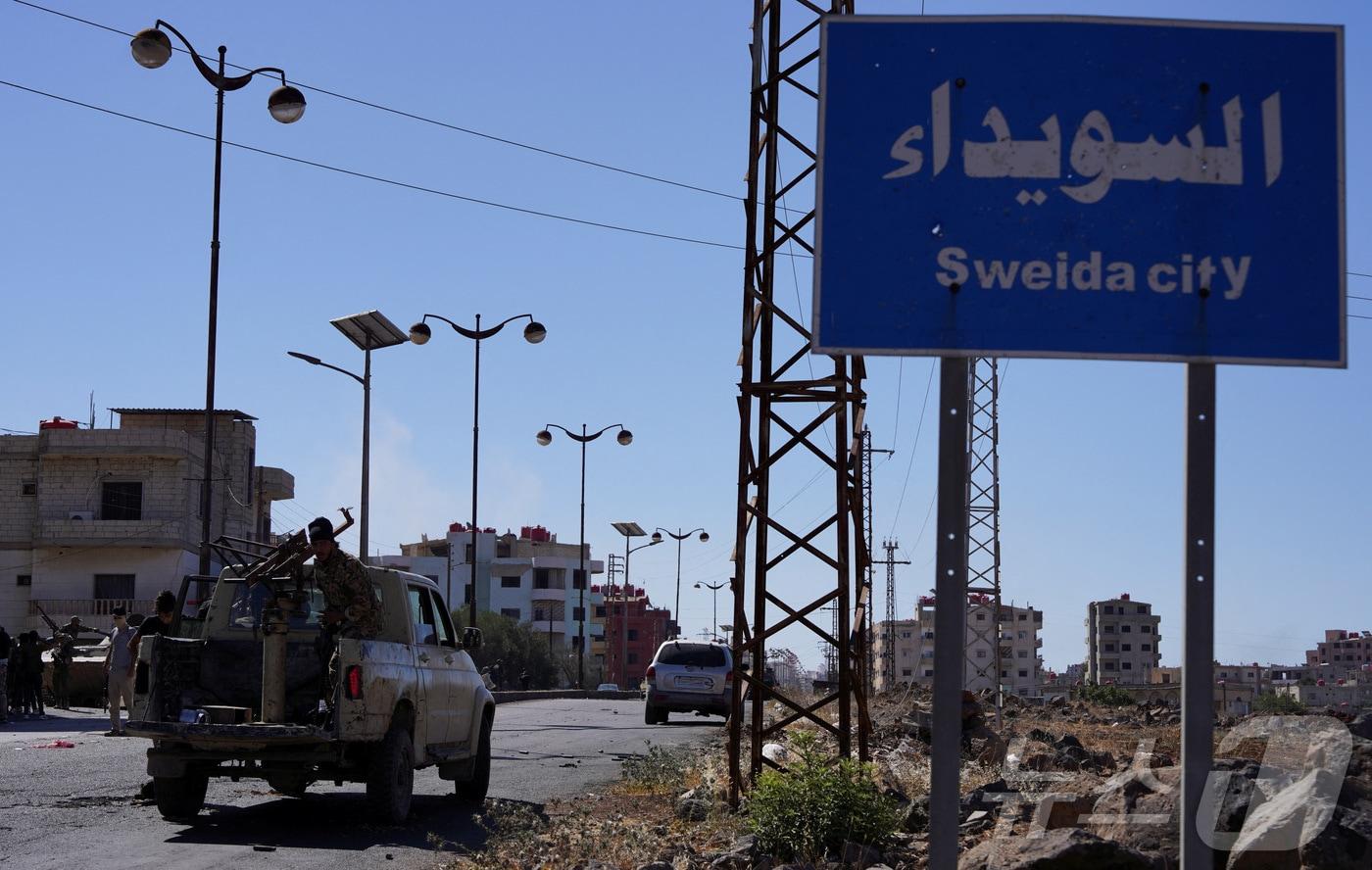 지난 7월 15일&#40;현지시간&#41; 시리아군이 남부 스웨이다 시티에 진입하고 있다. 이 지역에서 드루즈족 민병대와 베두인 부족이 충돌해 100명 이상이 사망하자 시리아군은 탱크를 포함한 군 병력을 투입했다. 2025.07.15 ⓒ 로이터=뉴스1 ⓒ News1 김지완 기자