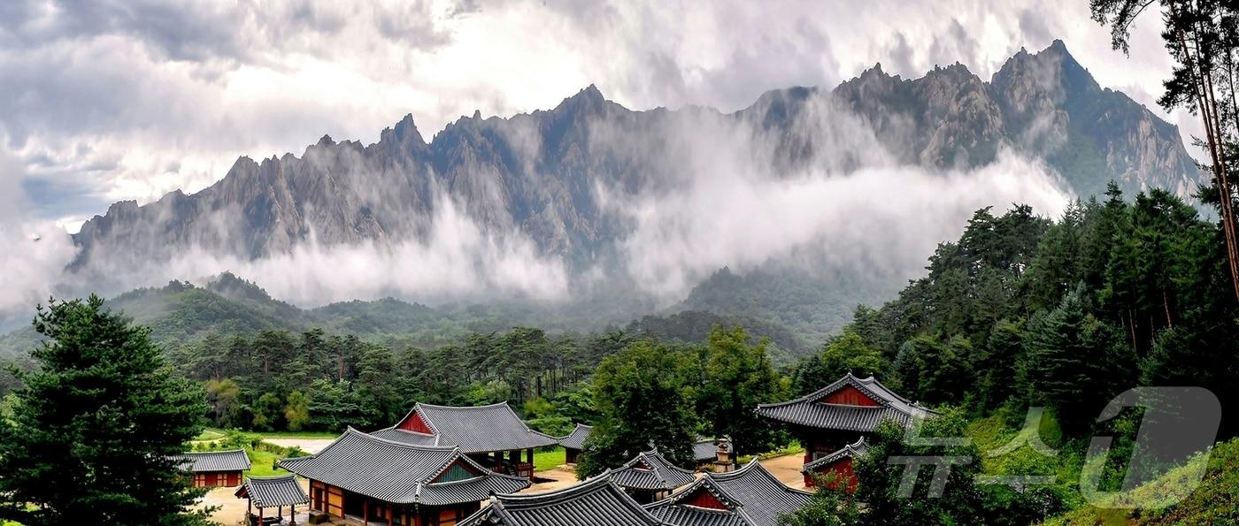 &#40;평양 노동신문=뉴스1&#41; = 북한 노동당 기관지 노동신문은 16일 &#34;우리나라 명산 금강산이 세계 문화 및 자연유산으로 등록됐다&#34;면서 &#34;당의 주체적인 문화유산 보호정책의 정당성과 생활력이 뚜렷이 확증됐다&#34;라고 선전했다. [국내에서만 사용가능. 재배포 금지. DB 금지. For Use Only in the Republic of Korea. Redistribution Prohibited] rodongphoto@news1.kr