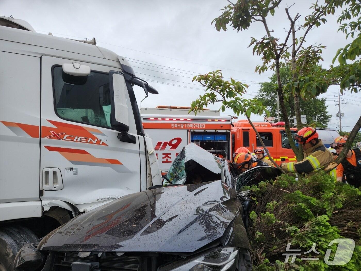 본문 이미지 - 군산 소룡동 사고 현장.(전북소방본부 제공. 재판매 및 DB금지)
