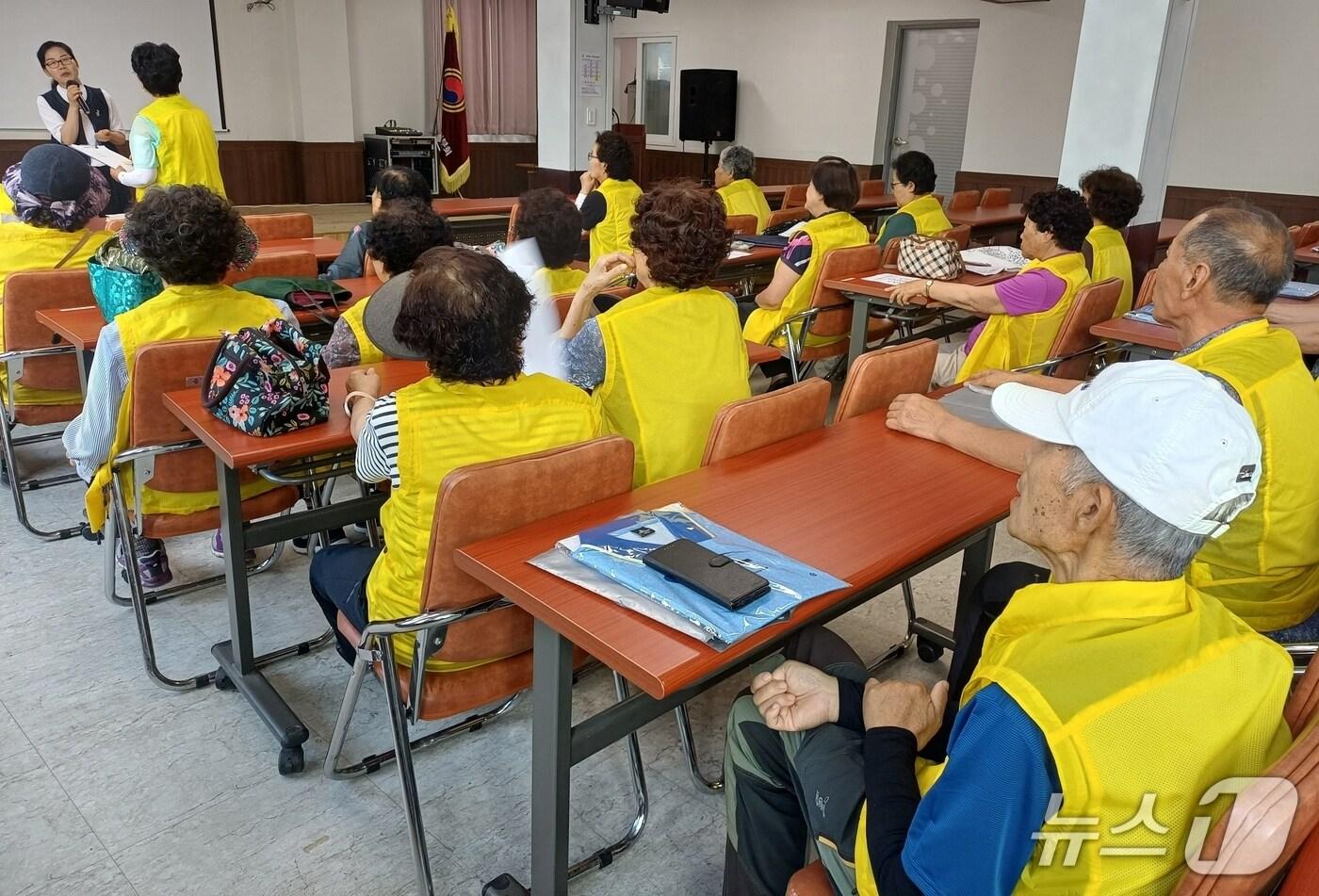 대한노인회 괴산군지회 노인 일자리 행복지키미 교육 모습.(괴산군 제공)/뉴스1