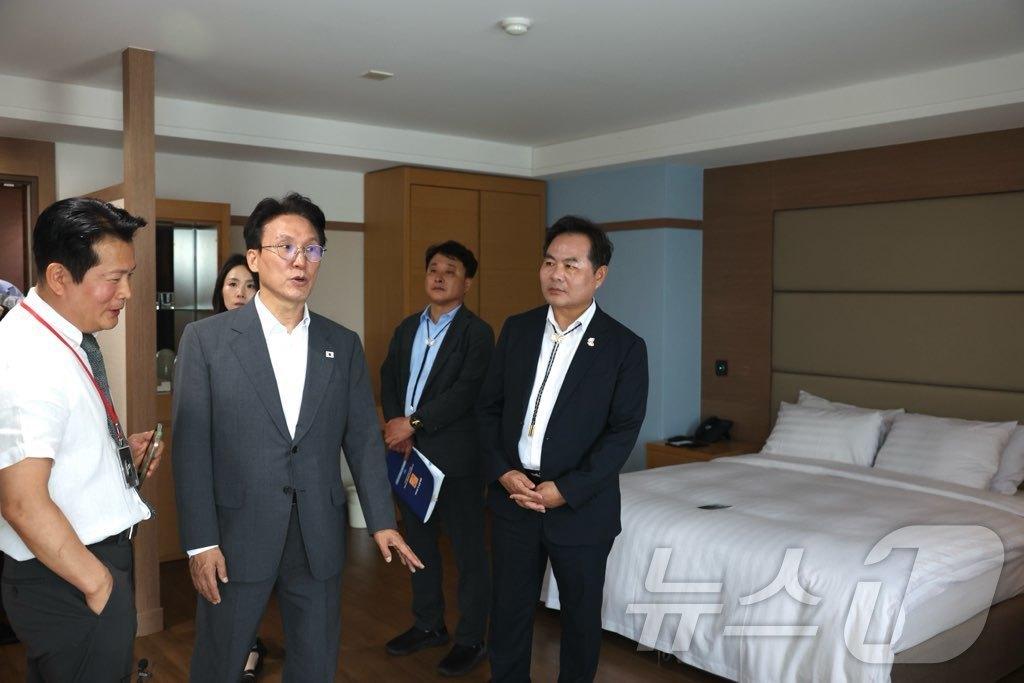 본문 이미지 - 김민석 국무총리(아시아태평양경제협력체(APEC) 정상회의 준비위원장)는 지난주 2025 APEC 정상회의 인프라 조성 현황을 점검하고 이어,15~16 양일간 2025 APEC 정상회의 현장을 찾아 숙소 및 문화콘텐츠 준비 현황을 직접 점검중이다. 2025.7.16/뉴스1(경북도제공) ⓒ News1 김대벽기자