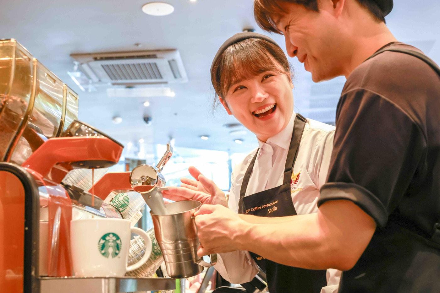 스타벅스 엑설런스 코치와 파트너가 커피 제조 과정을 실습하고 있다.(스타벅스 코리아 제공)