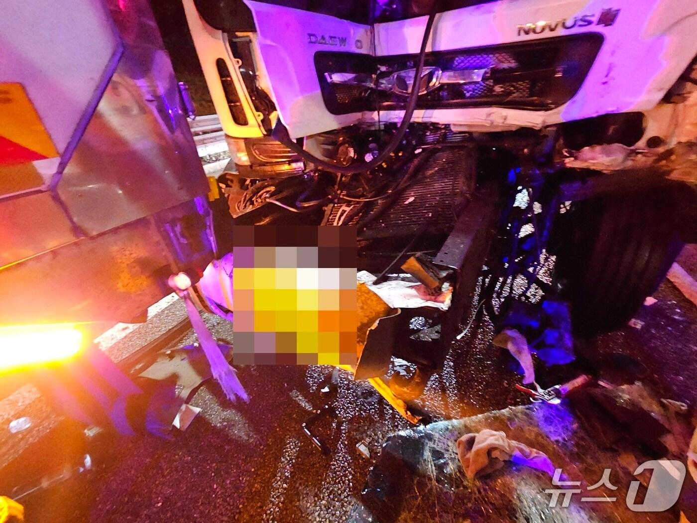 본문 이미지 - 15일 오후 10시 6분쯤 충북 청주시 흥덕구 옥산면 경부고속도로 서울방향 옥산IC 인근에서 화물차 추돌사고가 발생해 1명이 숨졌다.(청주서부소방서 제공. 재판매 및 DB금지)/뉴스1