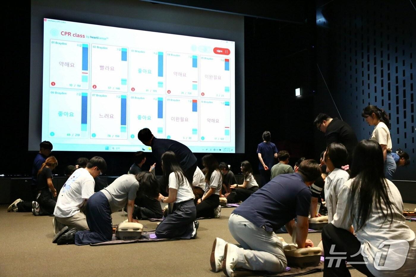 한화 건설부문 안전보건관리자들이 심폐소생술 체험을 하고 있다. (한화 건설부문 제공)