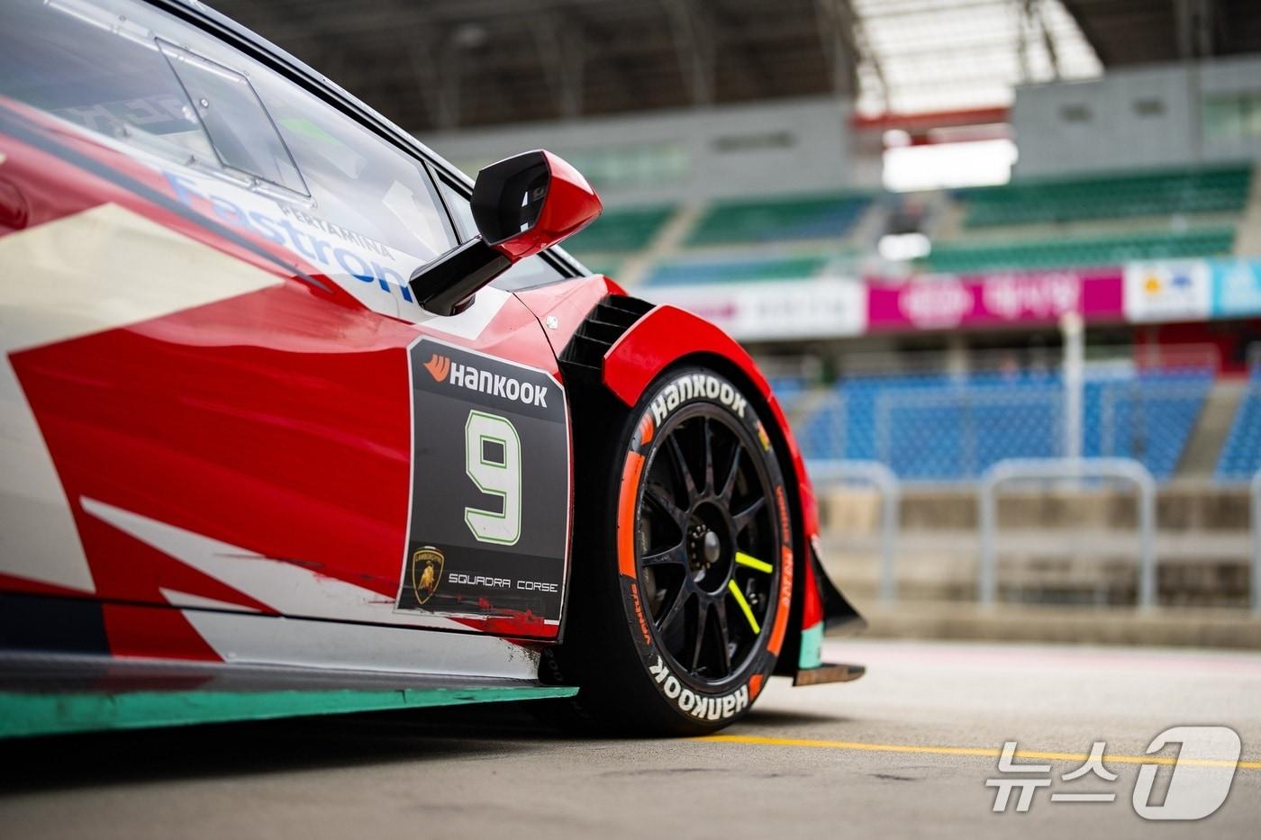 한국타이어 초고성능 레이싱 타이어 벤투스&#40;Ventus&#41;. 