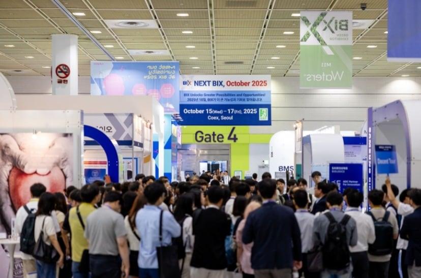 본문 이미지 - 참관객들이 지난해 열린 BIX 2024에 설치된 전시 부스를 둘러보고 있다.(한국바이오협회 제공)/뉴스1