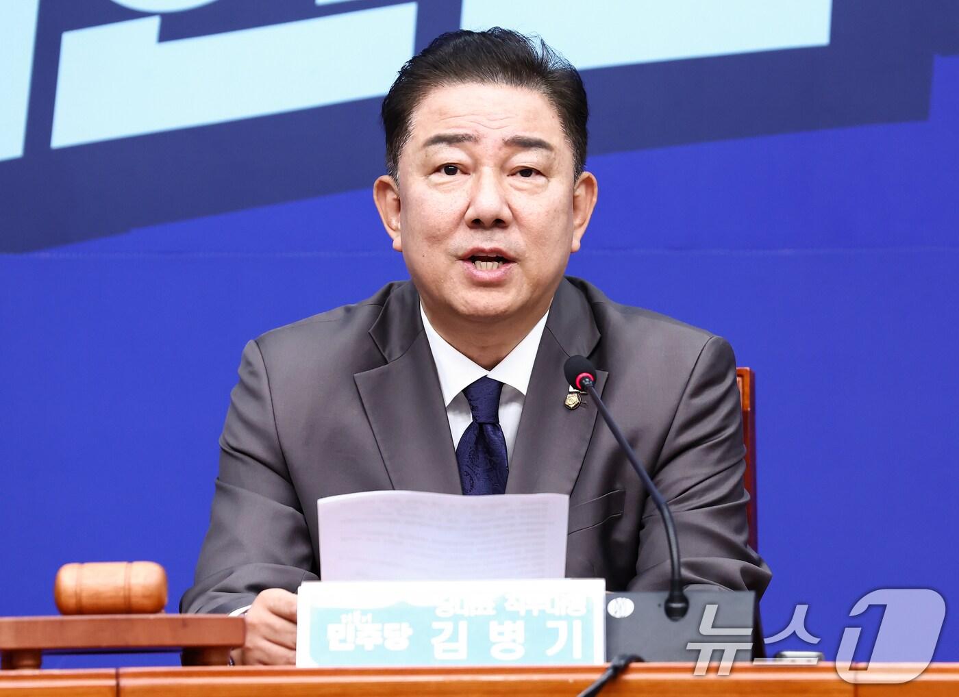 본문 이미지 - 김병기 더불어민주당 당대표 직무대행 겸 원내대표가 16일 오전 서울 여의도 국회에서 열린 최고위원회의에서 모두 발언을 하고 있다. 2025.7.16/뉴스1 ⓒ News1 김민지 기자