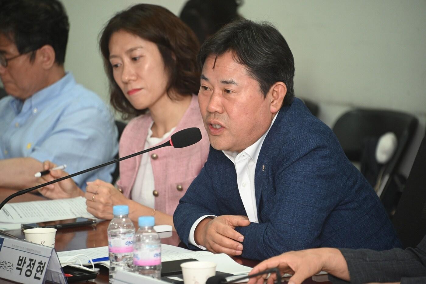 박정현 부여군수가 '기본사회 실현을 위한 국민총행복증진법 제정 토론회'에 참석해 '국민총행복증진법' 제정을 촉구하고 있다.(부여군 제공. 재판매 및 DB금지)/뉴스1