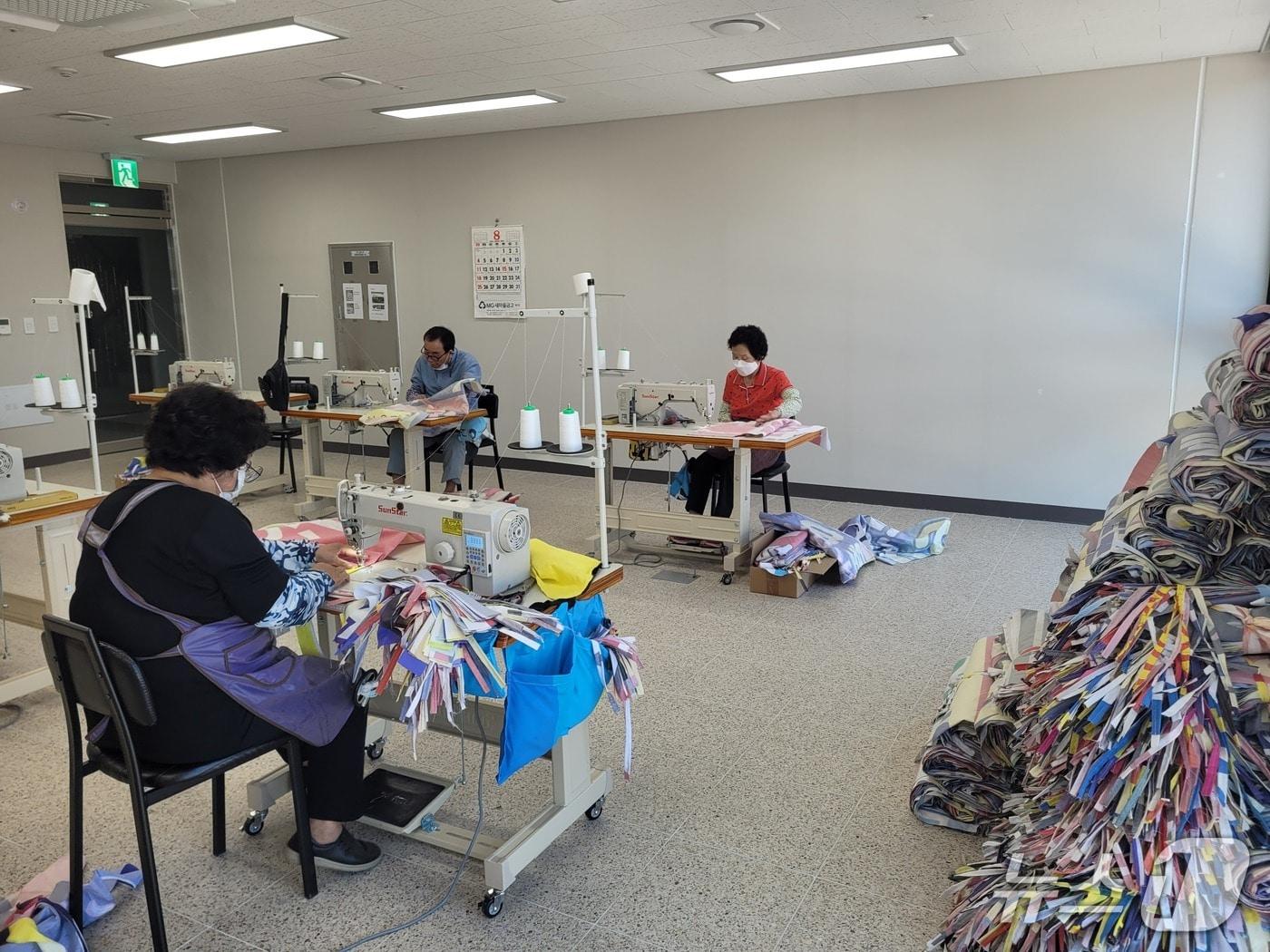 본문 이미지 -  현수막 재활용 공공봉투 제작 노인 일자리사업장 모습.(음성군 제공. 재판매 및 DB금지)/뉴스1