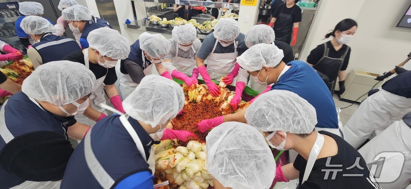 태림페이퍼가 15일 종이자원 수거 어르신을 위해 본오종합사회복지관에서 여름 김장 나눔 행사에 참여해 봉사활동을 펼쳤다. (글로벌세아그룹 제공)