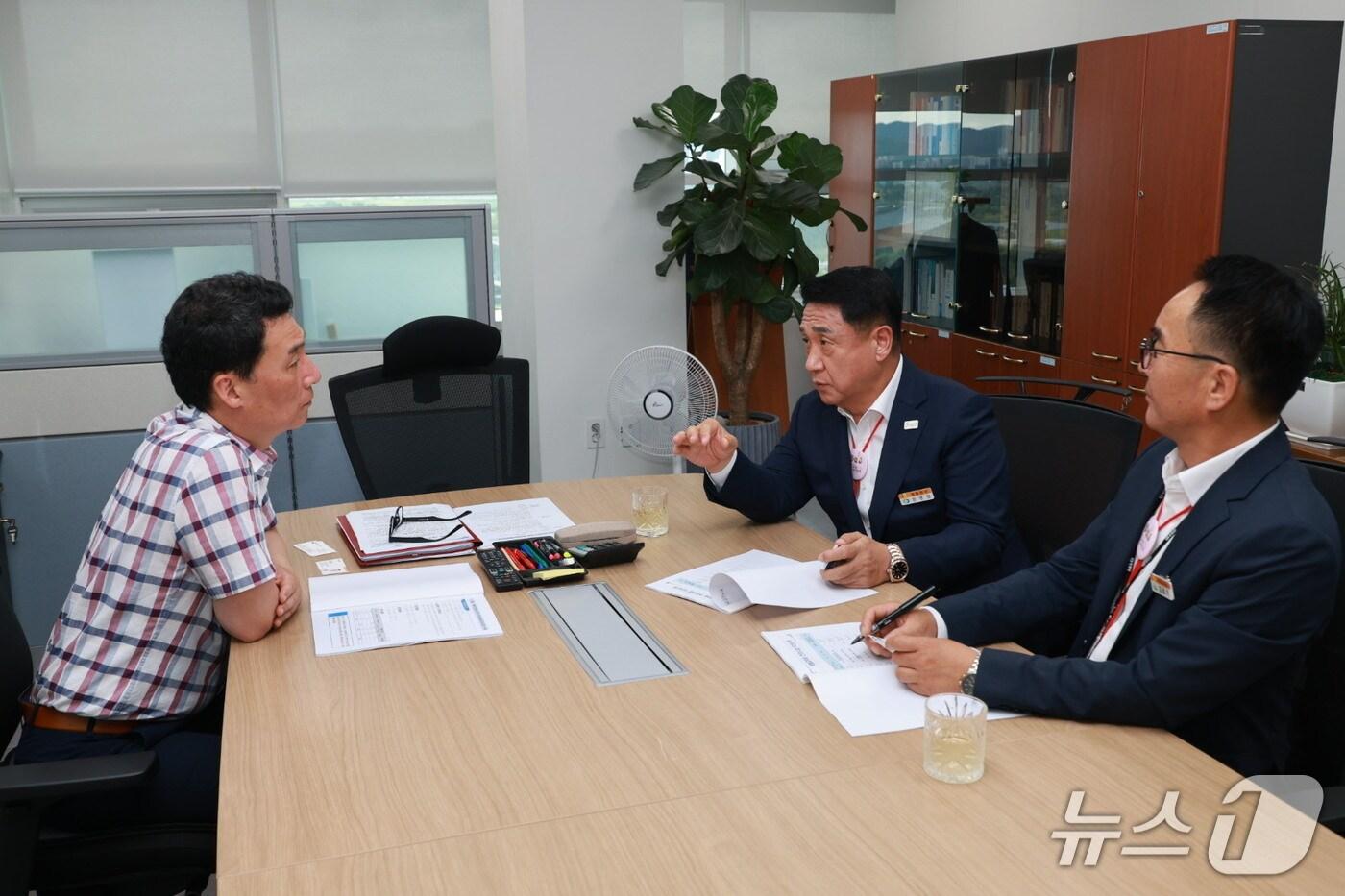 정영철 영동군수가 행안부를 방문해 지역 현안사업을 설명하고 있다.  (영동군 제공, 재판매 및 DB금지) /뉴스1