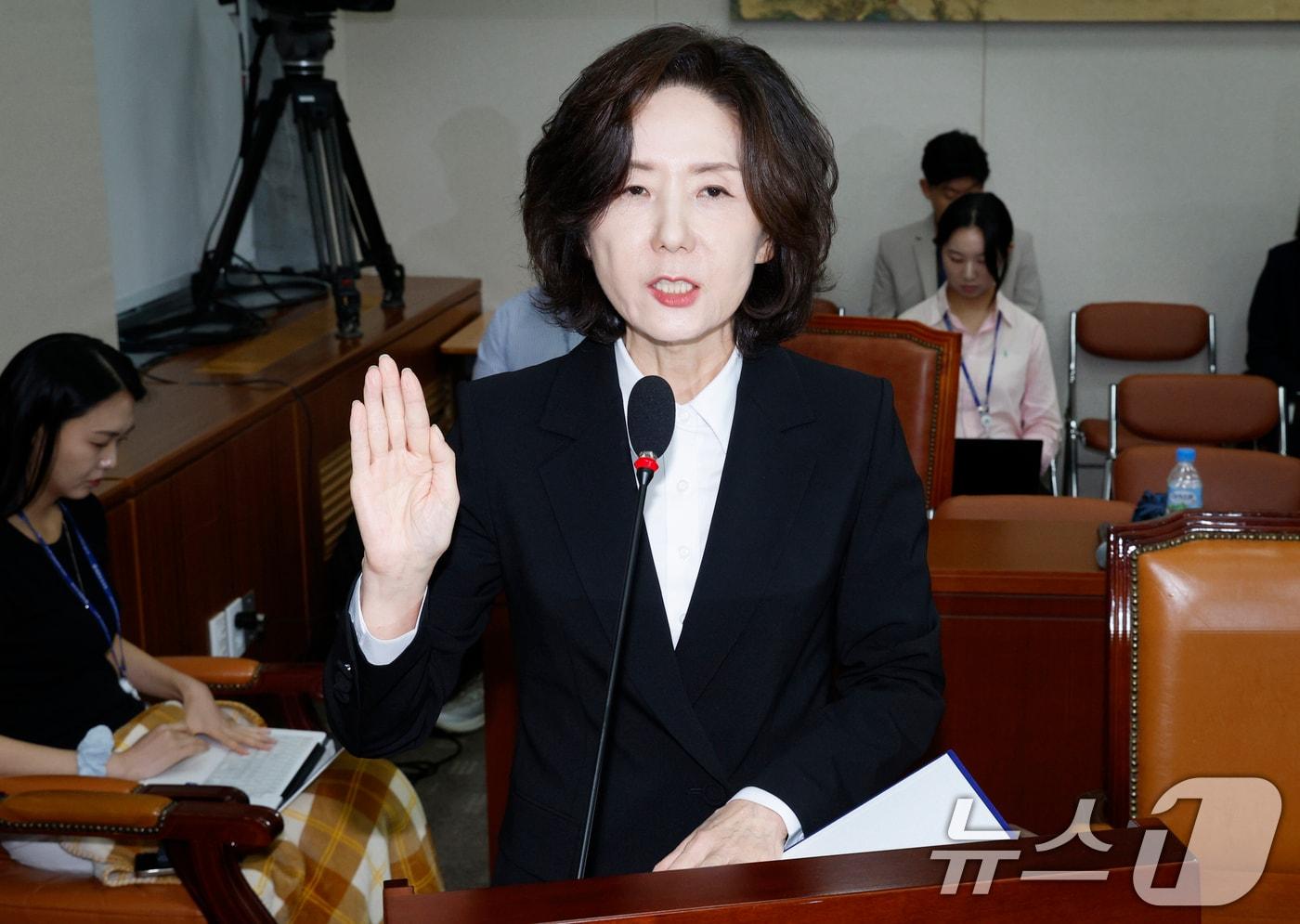 이진숙 사회부총리 겸 교육부 장관 후보자가 16일 오전 서울 여의도 국회 교육위원회에서 열린 인사청문회에 출석해 선서를 하고 있다. 2025.7.16/뉴스1 ⓒ News1 안은나 기자