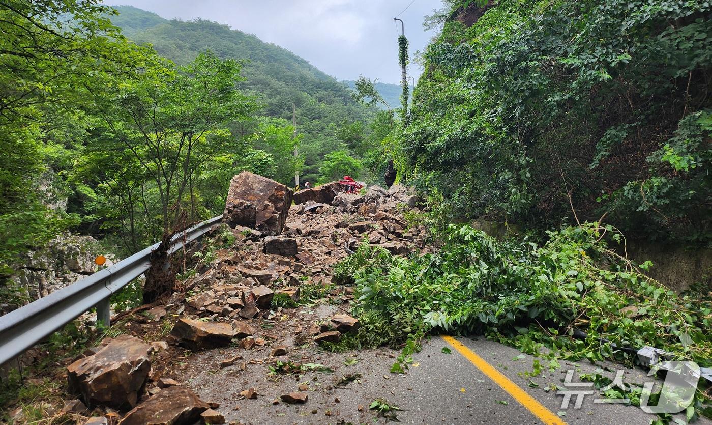 경북 포항시 북구 죽장면 가사리 인근 69번 도로 산사태 현장 (포항북부소방서제공, 제판매 및 DB금지) 2025.7.16/뉴스1 