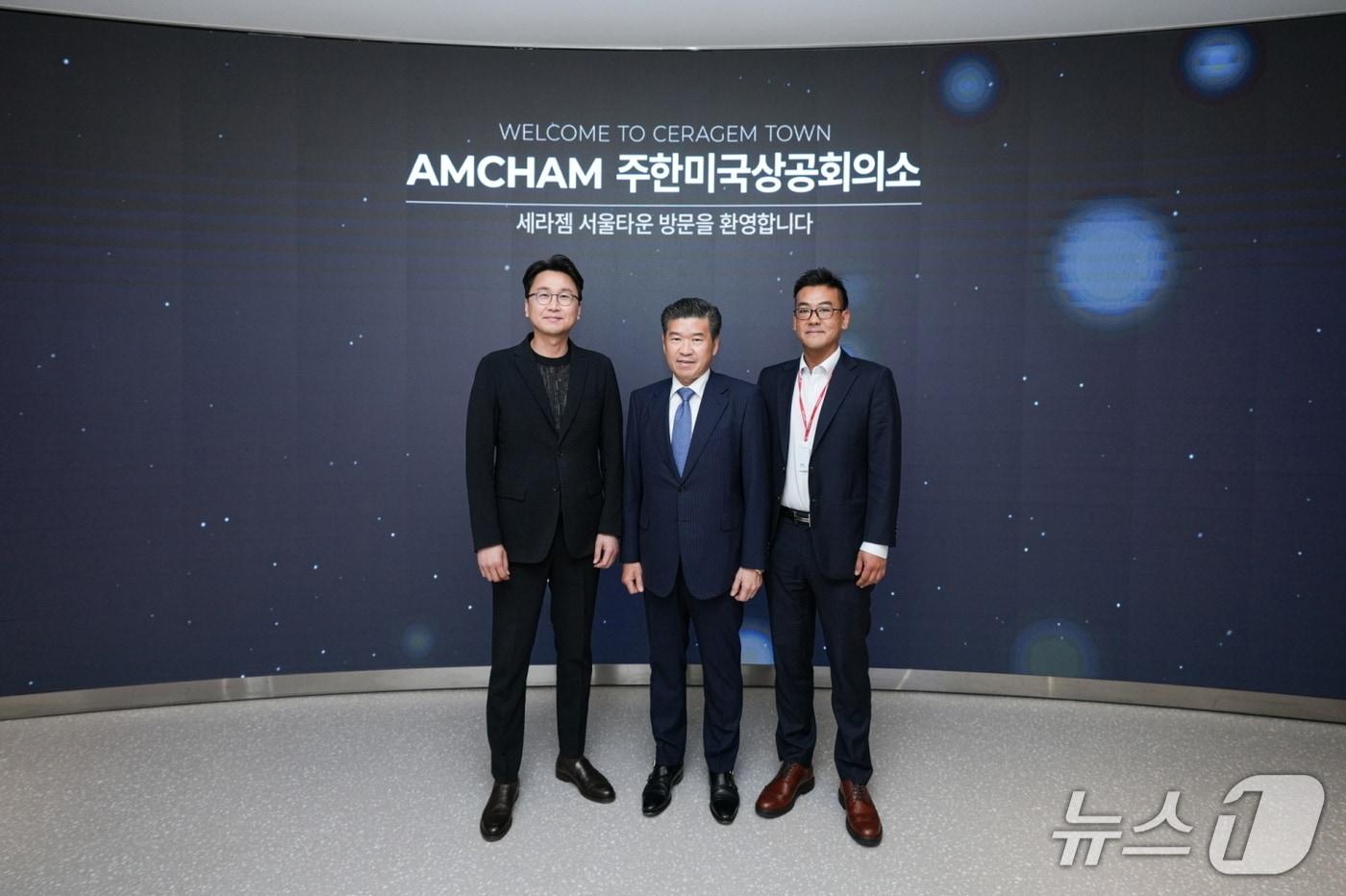 왼쪽부터 이경수 세라젬 대표, 제임스 김 주한미국상공회의소 회장, 조용준 세라젬 미래전략추진단 전무 (세라젬 제공. 재판매 및 DB금지)