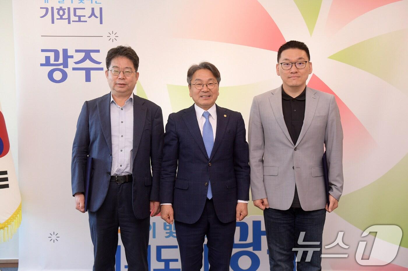 강기정 광주시장&#40;가운데&#41;이 15일 시청 접견실에서 광주시 AI총괄정책자문관인 박성현 리벨리온 대표&#40;오른쪽&#41;와 빅데이터총괄정책자문관인 나명환 전남대학교 통계학과 교수에게 위촉장을 수여한 후 기념촬영을 하고 있다.&#40;광주시 제공. 재판매 및 DB 금지&#41; /뉴스1