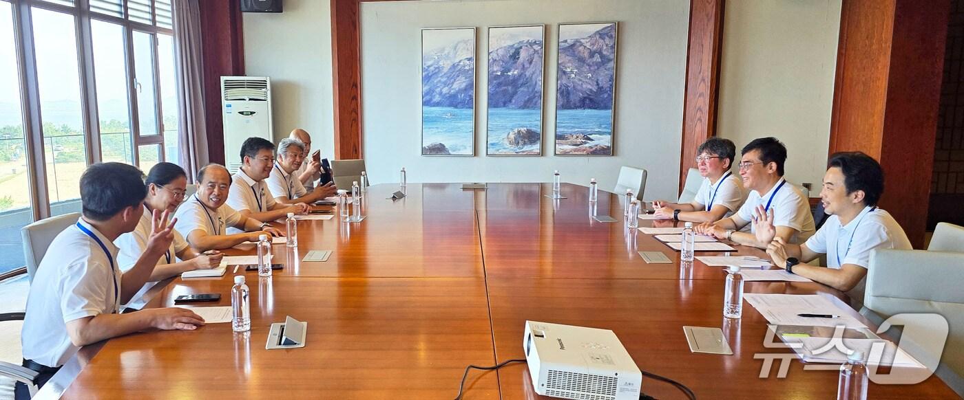 인하대학교는 최근 글로벌 비즈니스 리더 아카데미를 공동 운영하고 있는 중국 연태대학교(烟台大学)와 국제화 협업 발전방안을 구체화했다고 16일 밝혔다.(인하대 제공. 재배포 및 DB금지)2025.7.16/뉴스1