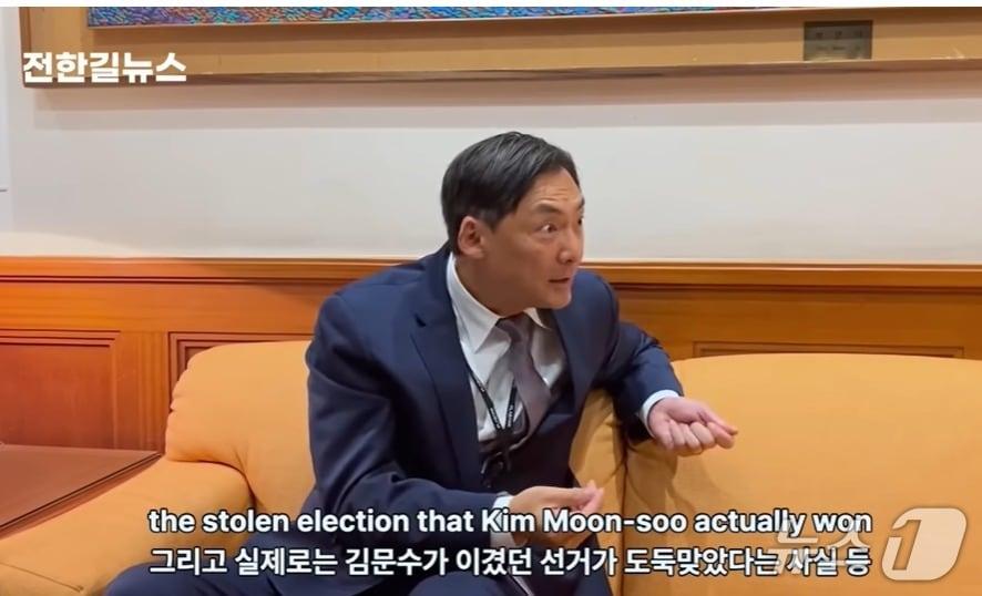 본문 이미지 - 모스 탄 전 미국 국무부 국제형사법 대사가 지난 15일 유튜브 채널 &#39;전한길 뉴스&#39;에서 &#34;윤석열 전 대통령이 굴욕적이고 부당한 대우를 받고 있다&#34; &#34;21대 대선은 도둑맞은 선거였다&#34;는 주장을 펼쳤다. &#40;유튜브 갈무리&#41; ⓒ 뉴스1 