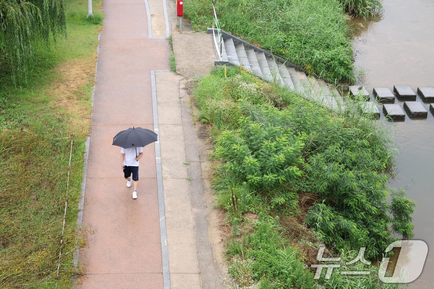 비가 내리는 16일 오전 광주 광산구 풍영정천에서 시민들이 산책하고 있다. 2025.7.16/뉴스1 ⓒ News1 이승현 기자