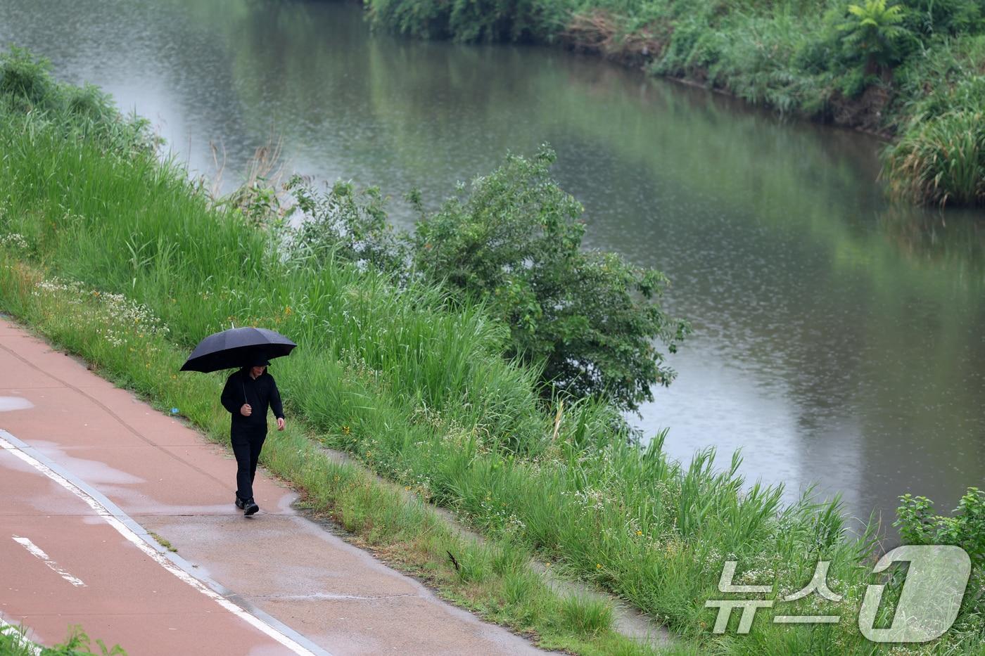비가 내리는 16일 오전 광주 광산구 풍영정천에서 시민들이 산책하고 있다. 2025.7.16/뉴스1 ⓒ News1 이승현 기자