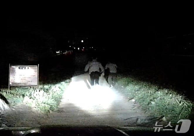 본문 이미지 - 도주하는 A 씨를 추격하는 경기 화성서부경찰서 발안지구대 소속 한덕수 경장. (화성서부경찰서 제공. 재판매 및 DB 금지) 2025.7.16/뉴스1