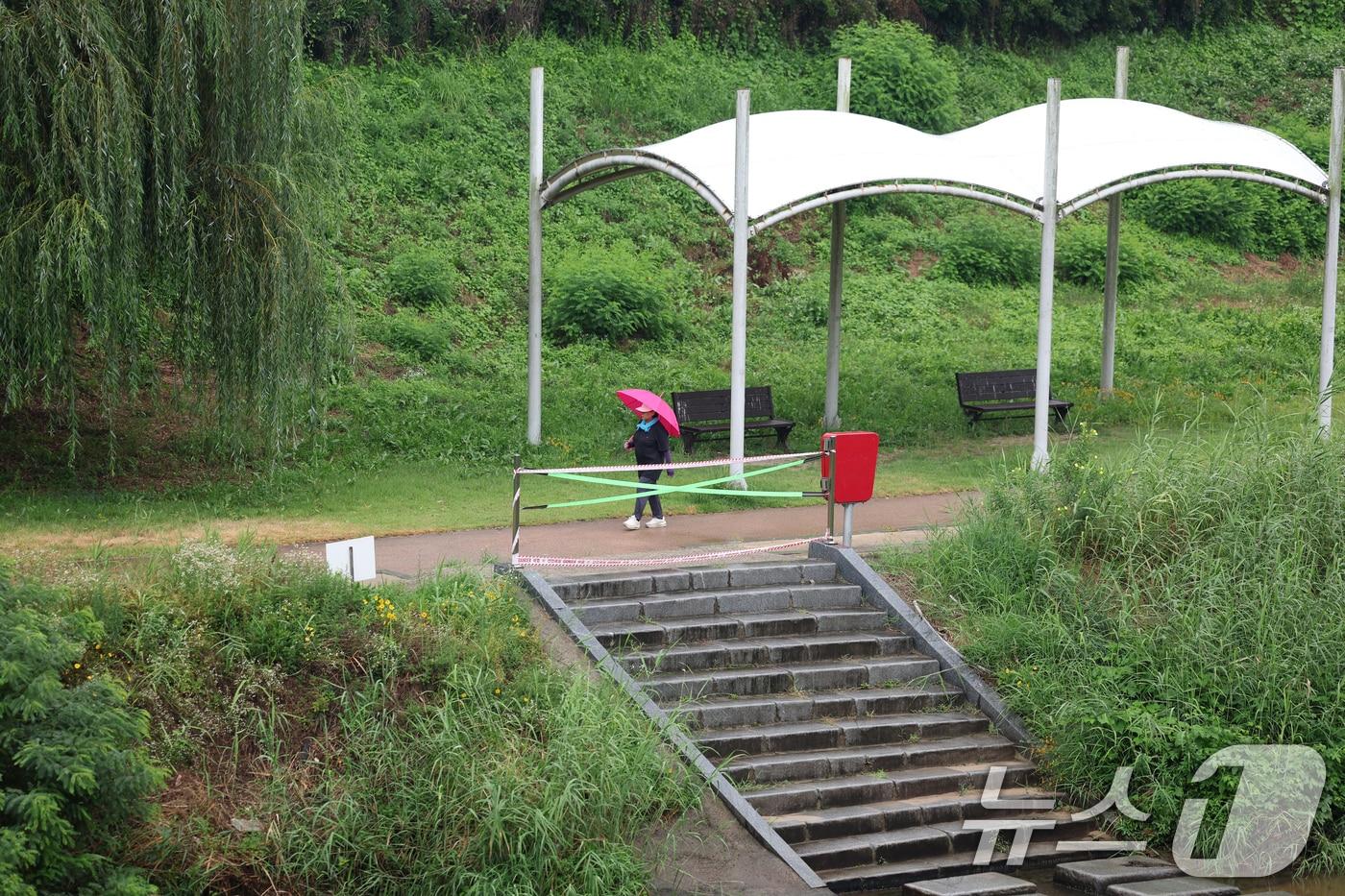 비가 내리는 16일 오전 광주 광산구 풍영정천에서 시민들이 산책하고 있다. 2025.7.16/뉴스1 ⓒ News1 이승현 기자