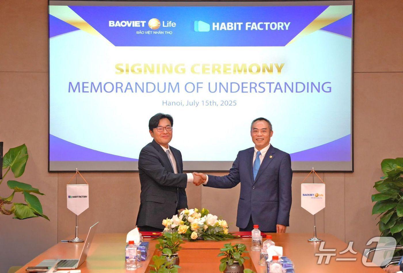 정윤호 해빗팩토리 공동대표&#40;왼쪽&#41;와 응우엔 꾸앙 피&#40;Nguyễn Quang Phi&#41; 바오비엣 사장&#40;오른쪽&#41;이 기념촬영을 하고 있다./사진제공=해빗팩토리