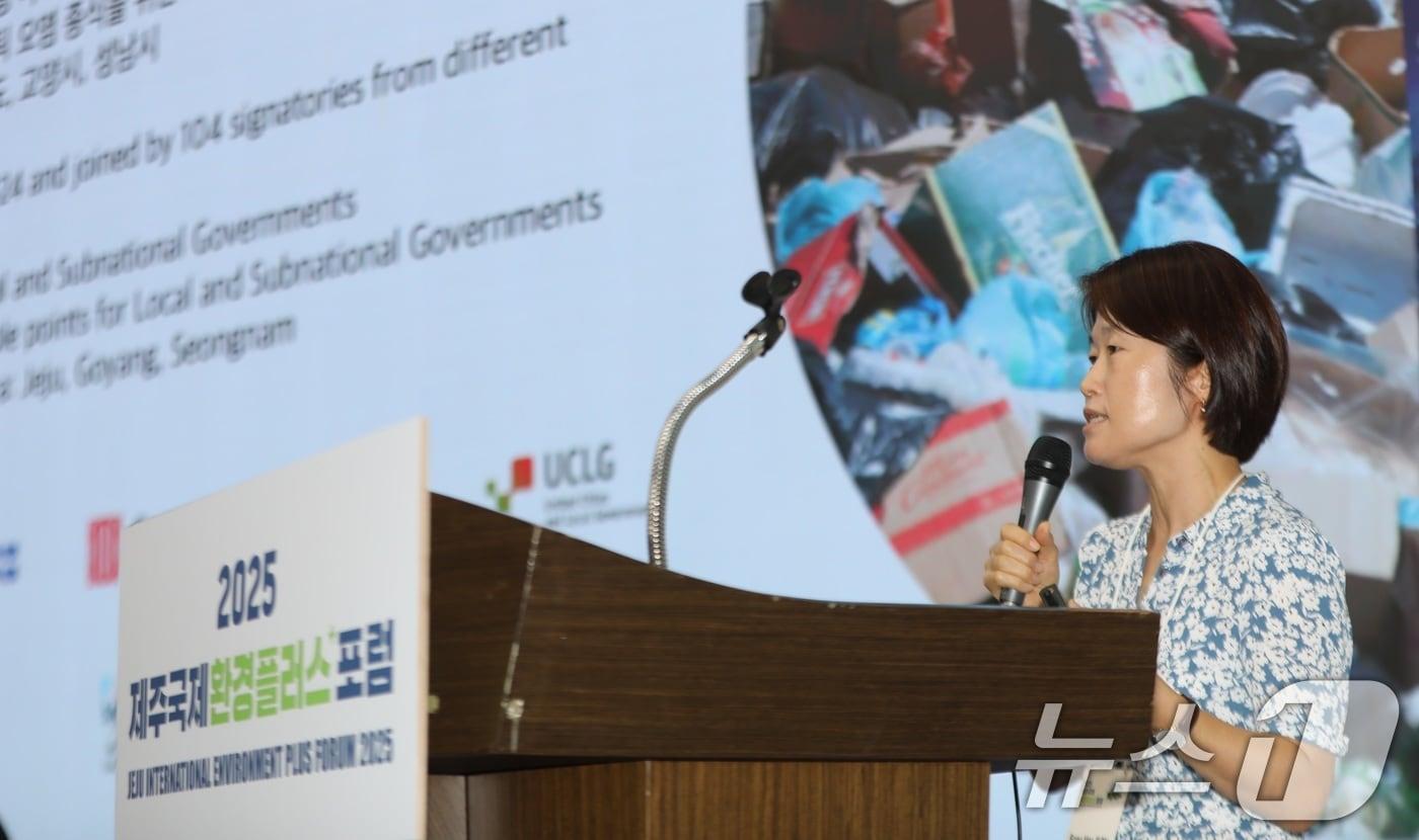 16일 제주 서귀포시 중문동 제주국제컨벤션센터에서 열린 2025 제주국제환경플러스포럼 &#39;활동가 세션&#39;에서 손봉희 이클레이 한국사무소 부소장이 발표하고 있다.2025.7.16/뉴스1 ⓒ News1 고동명 기자