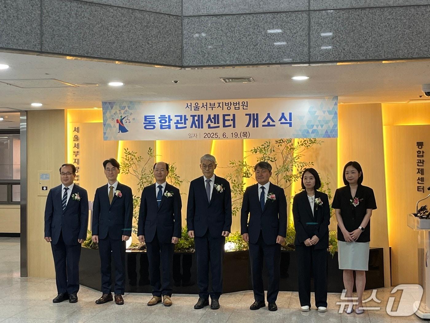 본문 이미지 - 지난 1월 서부지법 난입 사태로 인한 피해회복을 공식 선언하는 의미로 이날 통합관제센터 개소식과 당시 훼손됐던 서예작품 자리에 새 작품을 제막하는 행사를 가졌다. 2025.06.19 ⓒ 뉴스1 유수연 기자