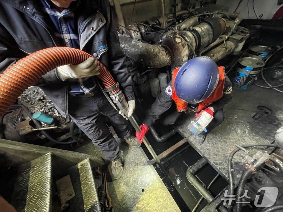 본문 이미지 - 해경이 해양오염 취약선박에서 선저폐수를 이적하고 있다.(해양경찰청 제공. 재배포 및 DB금지) /뉴스1