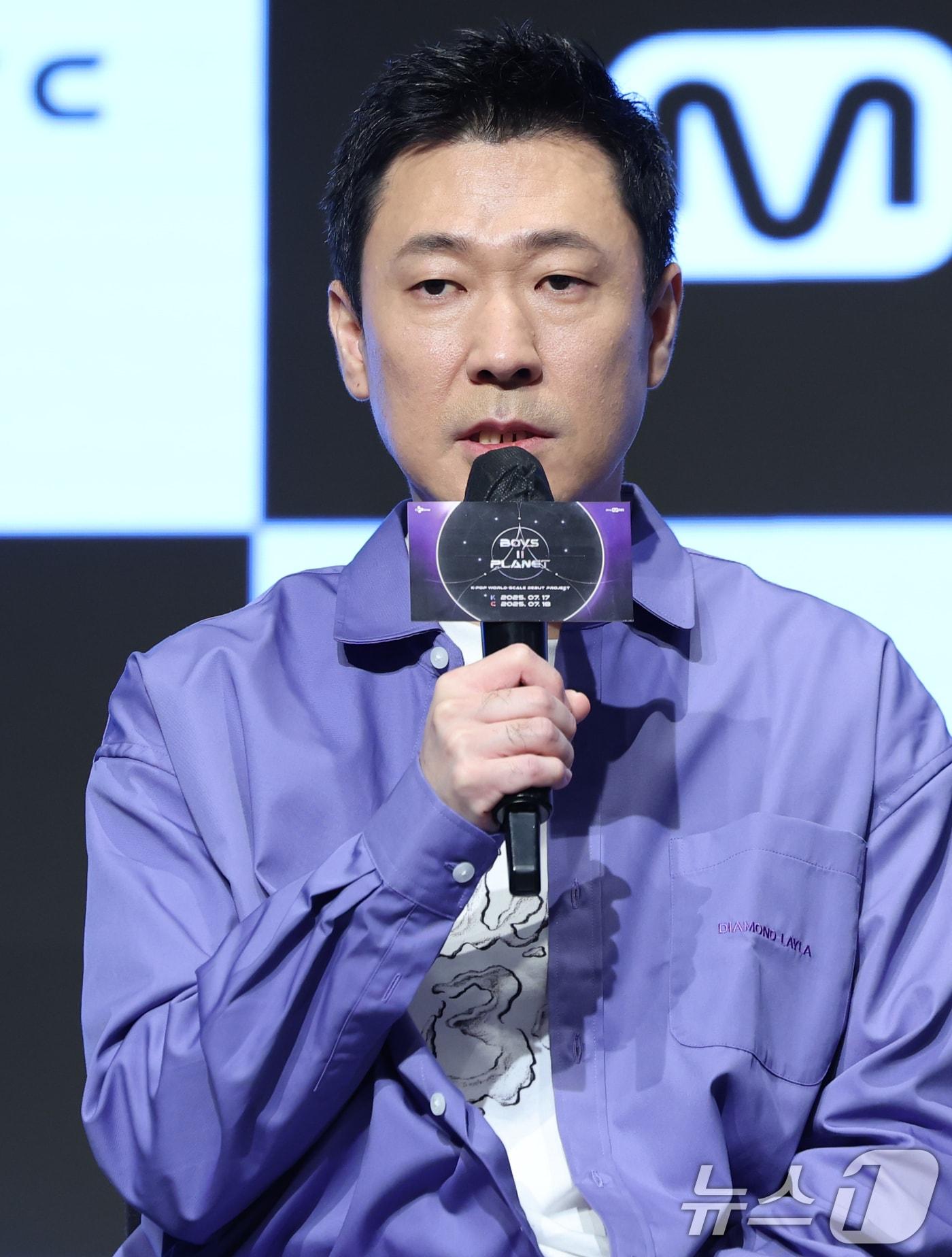 본문 이미지 - 김신영 CP가 16일 서울 구로구 디큐브시티 더세인트에서 열린 K-POP 월드 스케일 데뷔 프로젝트 Mnet '보이즈 2 플래닛(BOYS II PLANET )' 제작발표회에 참석해 인사말을 하고 있다. 2025.7.16/뉴스1 ⓒ News1 권현진 기자