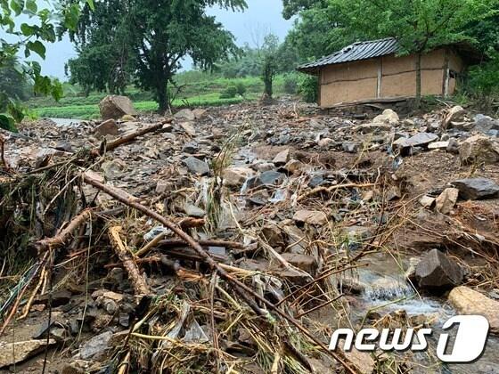 본문 이미지 - 2020년 8월 충주 엄정면 비석마을 산사태 현장./뉴스1