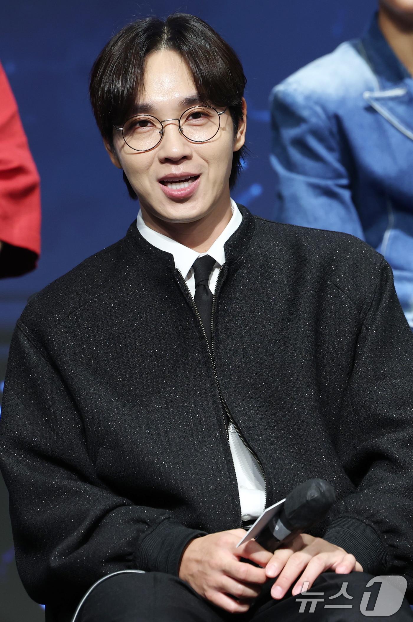 본문 이미지 - 가수 이석훈이 16일 서울 구로구 디큐브시티 더세인트에서 열린 K-POP 월드 스케일 데뷔 프로젝트 Mnet '보이즈 2 플래닛(BOYS II PLANET )' 제작발표회에 참석해 미소를 짓고 있다. 2025.7.16/뉴스1 ⓒ News1 권현진 기자