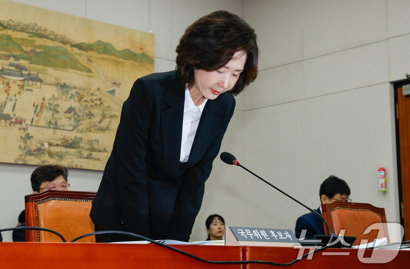 이진숙 사회부총리 겸 교육부 장관 후보자가 16일 오전 서울 여의도 국회 교육위원회에서 열린 인사청문회에서 김문수 더불어민주당 의원 질의 중 자녀 조기유학 등 논란 관련 고개숙여 사과하고 있다. 2025.7.16/뉴스1 ⓒ News1 안은나 기자