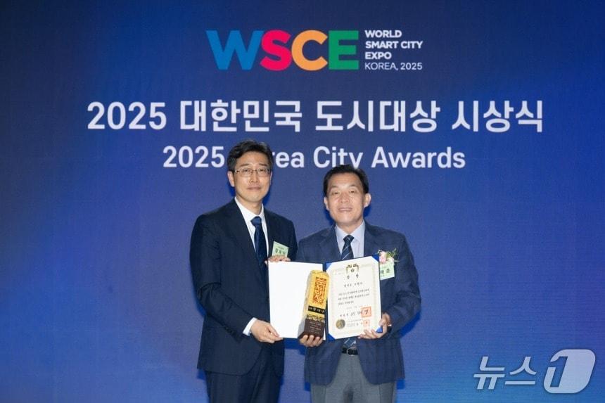 본문 이미지 - 이재준 경기 수원시장(오른쪽)이 지난 15일 부산 벡스코에서 열린 2025년 대한민국 도시대상에서 대통령 표창을 받고 있다. (수원시 제공. 재판매 및 DB 금지) 2025.7.16/뉴스1