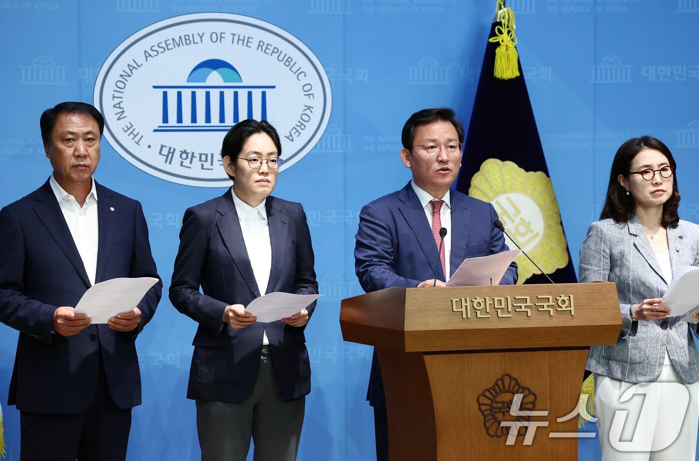 국회 환경노동위원회 소속 국민의힘 김형동 간사를 비롯한 위원들이 16일 서울 여의도 국회 소통관에서 김영훈 고용노동부 장관 후보자의 대북관 관련 기자회견을 하고 있다. 이날 김 후보자는 인사청문회에서 야당 의원의 질의에 &#34;북한은 주적이 아니다＂라는 입장을 밝혔다. 2025.7.16/뉴스1 ⓒ News1 김민지 기자