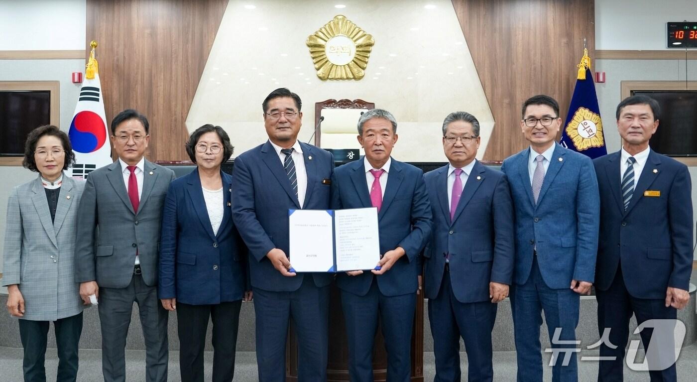 충북 괴산군의회가 지역사랑상품권을 농촌의 면 지역 농협 하나로마트에서도 사용할 수 있도록 촉구하는 건의문을 16일 채택했다.(괴산군의회 제공, 재판매 및 DB금지)/뉴스1