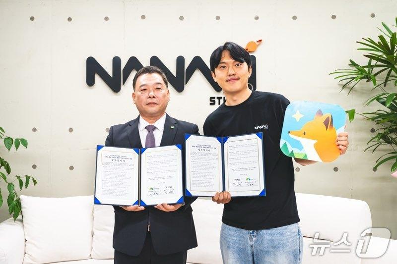 본문 이미지 - 이동수 한국산림복지진흥원 본부장(왼쪽)과 박재환 ㈜나날이 대표가 업무협약 후 기념사진을 촬영하고 있다. (산림청 한국산림복지진흥원 제공.재판매 및 DB금지)/뉴스1 