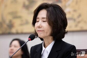 본문 이미지 - 이진숙 사회부총리 겸 교육부 장관 후보자가 16일 오전 서울 여의도 국회 교육위원회에서 열린 인사청문회에서 의원 질의를 들으며 눈을 감고 있다. 2025.7.16/뉴스1 ⓒ News1 유승관 기자