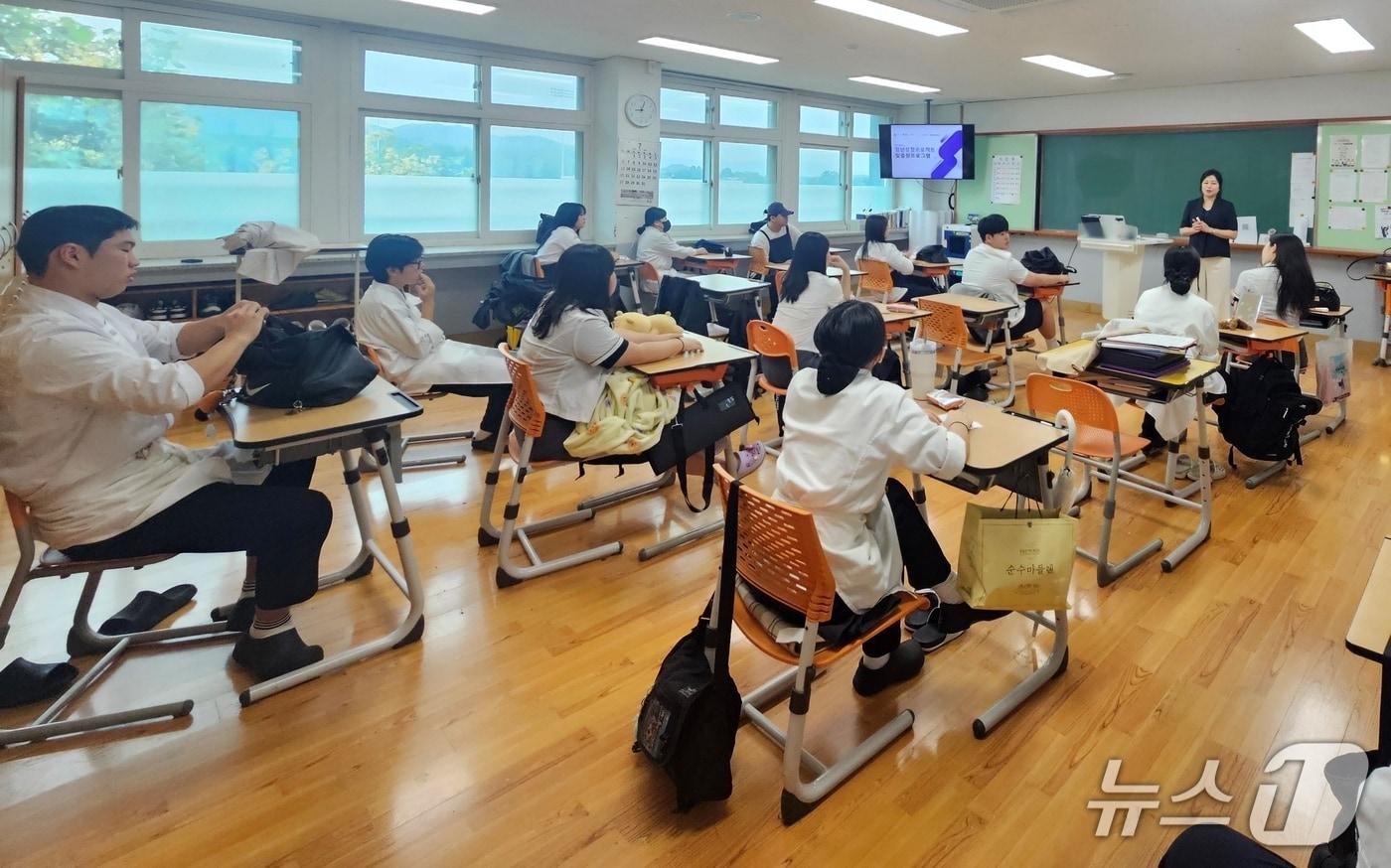 충북비즈니스고등학교 정쳔 성장 프로젝트 진행 모습.&#40;괴산증평교육지원청 제공&#41;/뉴스1