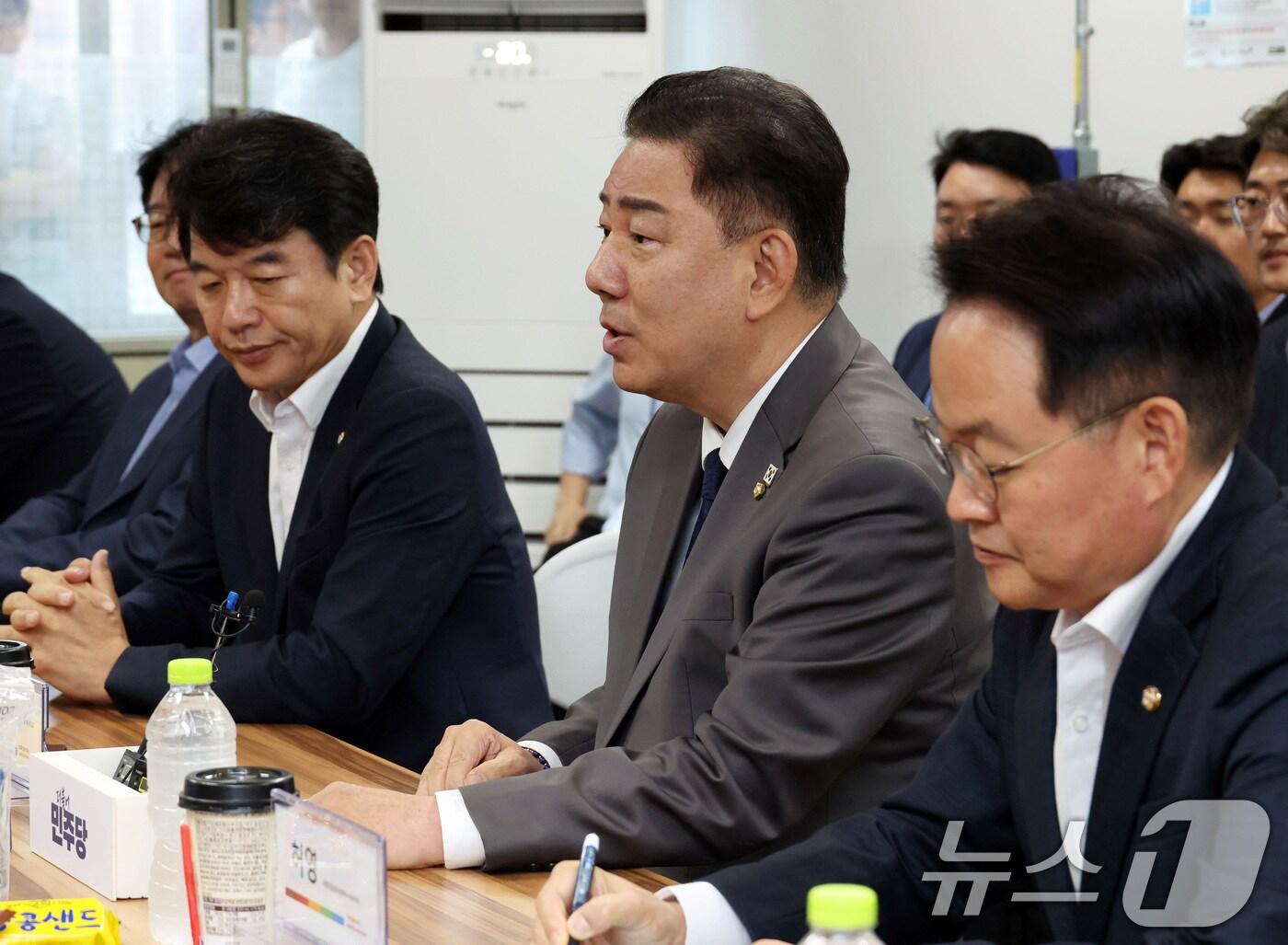 본문 이미지 - 김병기 더불어민주당 당대표 직무대행 겸 원내대표가 16일 오전 서울 서초구 쿠팡 서초1캠프를 방문, 박대준 쿠팡 대표이사 등과 폭염 대응 및 배송인력 업무환경에 대한 간담회를 갖고 있다.(공동취재) 2025.7.16/뉴스1 ⓒ News1 구윤성 기자