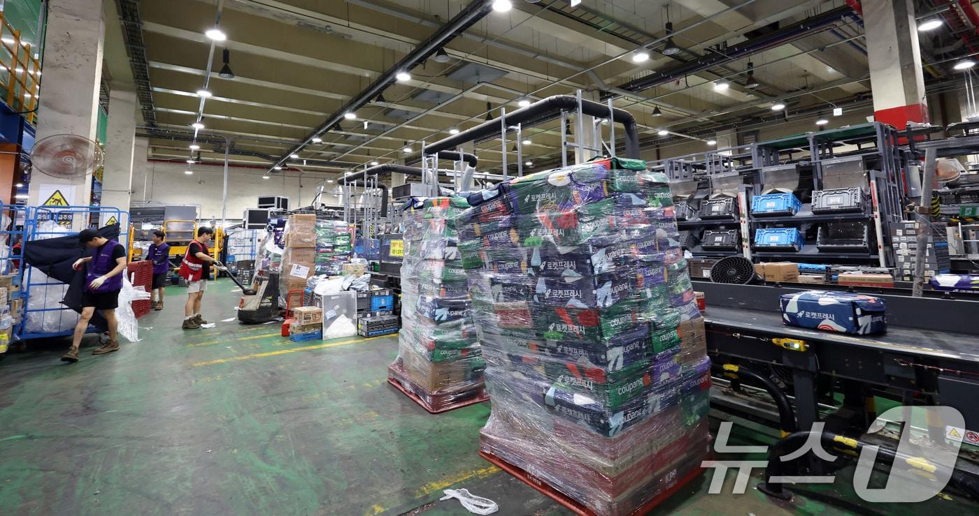 서울의 한 물류센터에서 작업자들이 택배 분류작업을 하는 모습. &#40;공동취재&#41; ⓒ News1 구윤성 기자