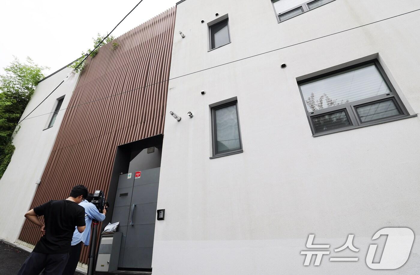 12·3 비상계엄 사태 관련 내란·외환 의혹을 수사하는 조은석 특별검사팀이 16일 윤석열 전 대통령 비화폰 정보 삭제 등 증거인멸 혐의와 관련해 조태용 전 국가정보원장 주거지 등 8개 곳에 대한 압수수색을 실시했다. 사진은 이날 서울 용산구 이태원동 조 전 원장 자택 모습. 2025.7.16/뉴스1 ⓒ News1 오대일 기자