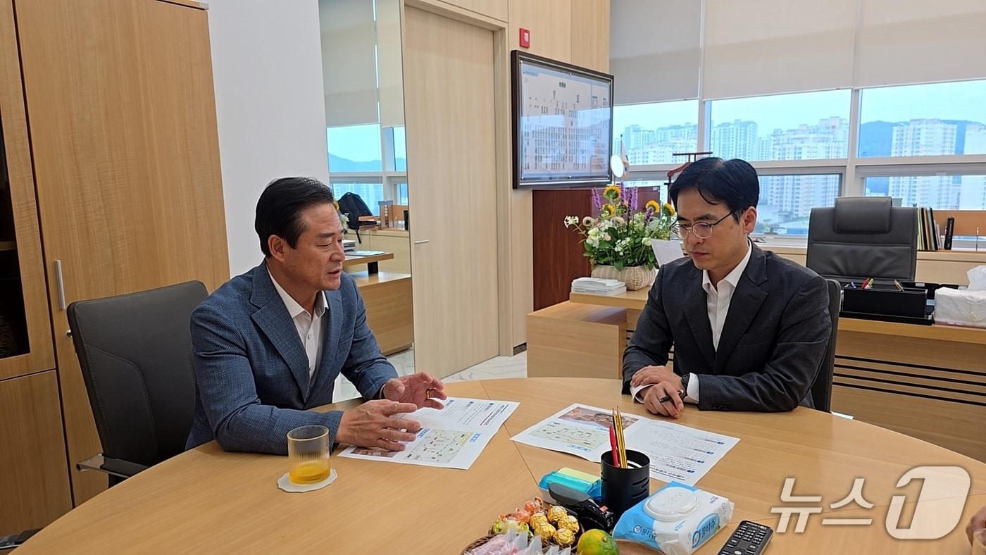 신영재 강원 홍천군수&#40;사진 왼쪽&#41;가 16일 세종 청사를 방문해 김민재 행안부 차관과 면담을 진행했다.&#40;홍천군 제공. 재판매 및 DB금지&#41;/뉴스1