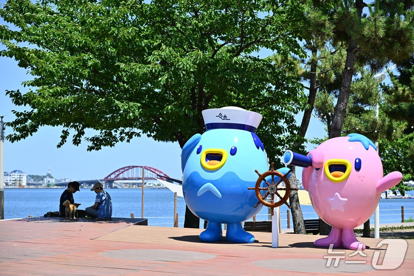 청초호에 설치된 짜니와 래요.&#40;속초시 제공, 재판매 및 DB 금지&#41; 2025.7.16/뉴스1